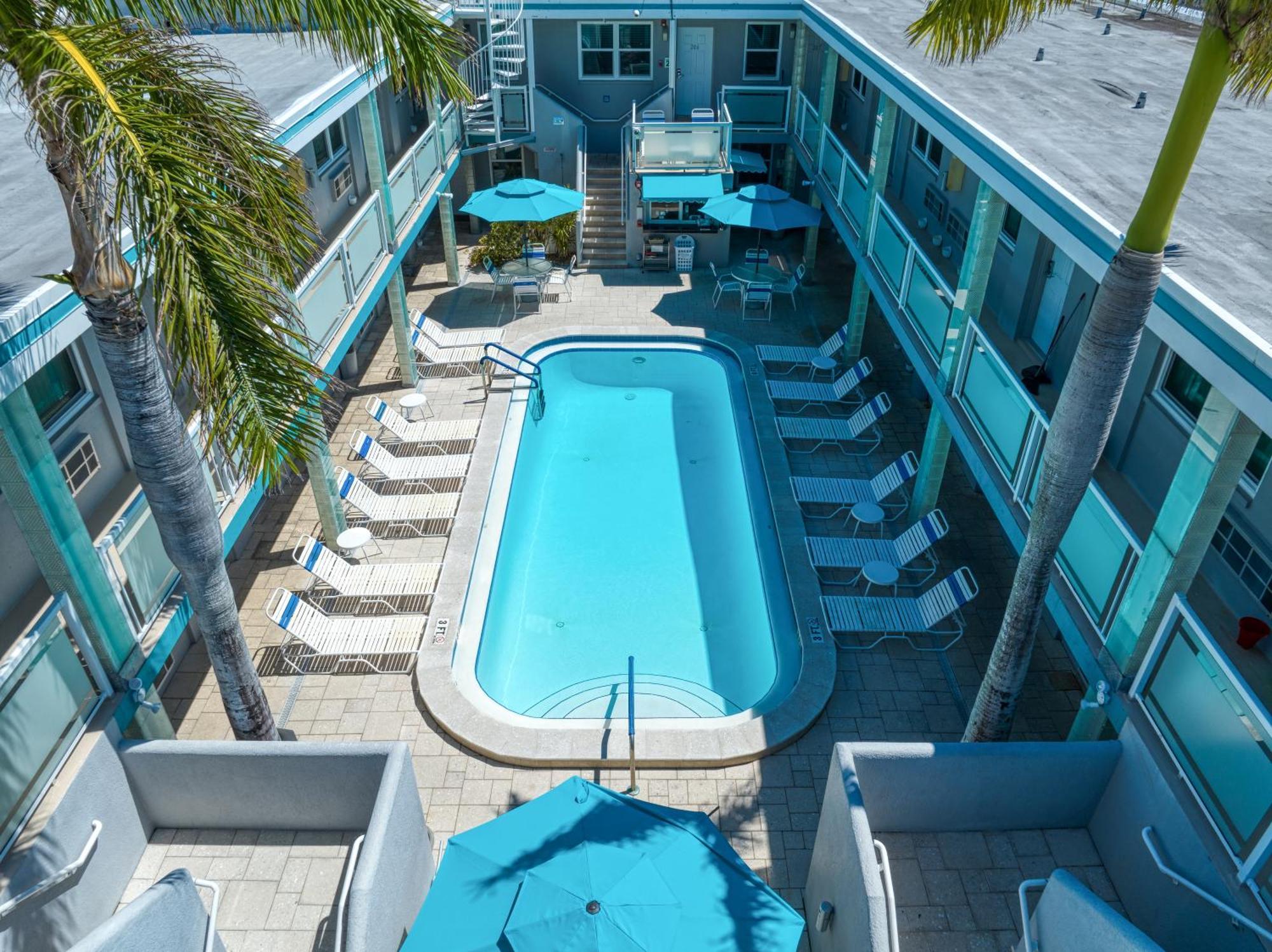 Camelot Beach Suites เคลียร์วอเตอร์บีช ภายนอก รูปภาพ