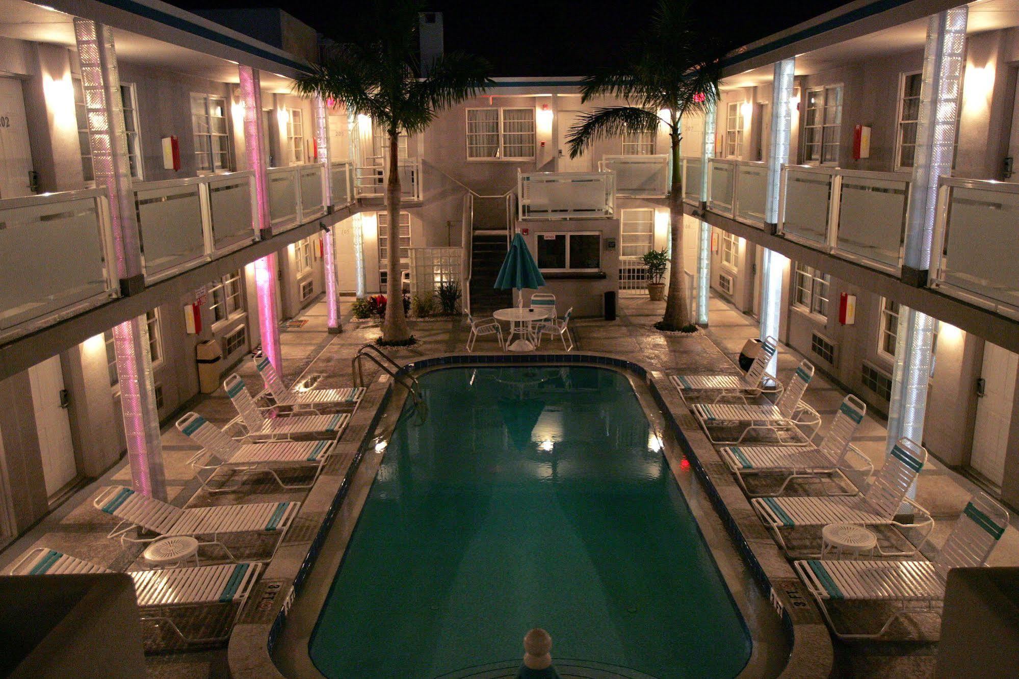 Camelot Beach Suites เคลียร์วอเตอร์บีช ภายนอก รูปภาพ